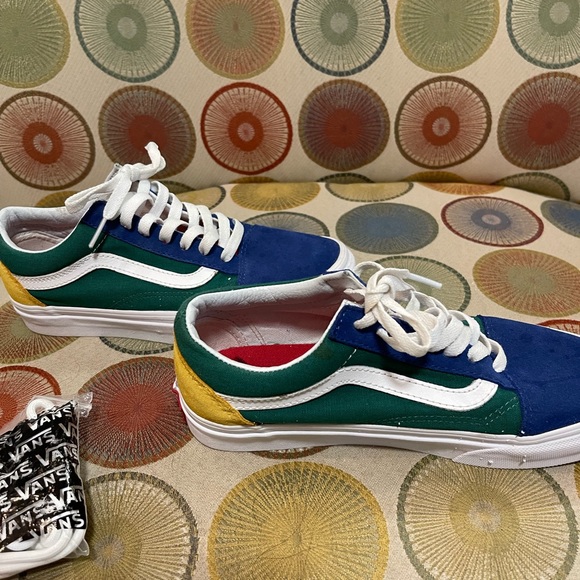 Vans - Picture 2 of 7